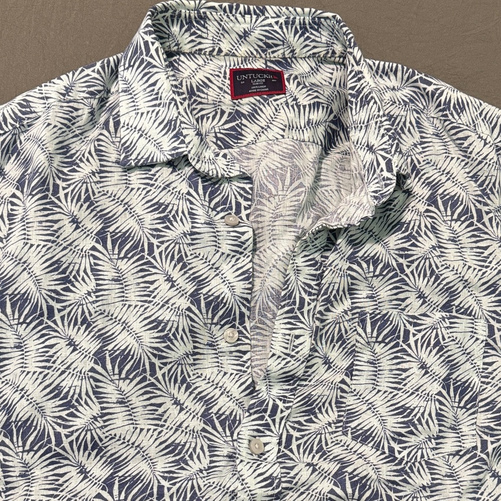 UNTUCKit Men's Navy and White Leaf Print Shirt